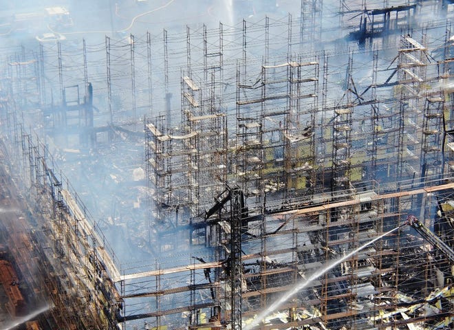 Redwood City fire burns up California construction site